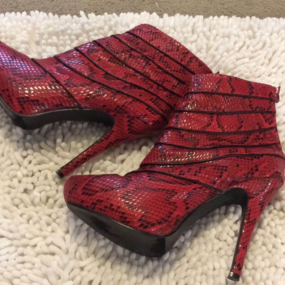 Boston design red snake skin boots size 7 women’s